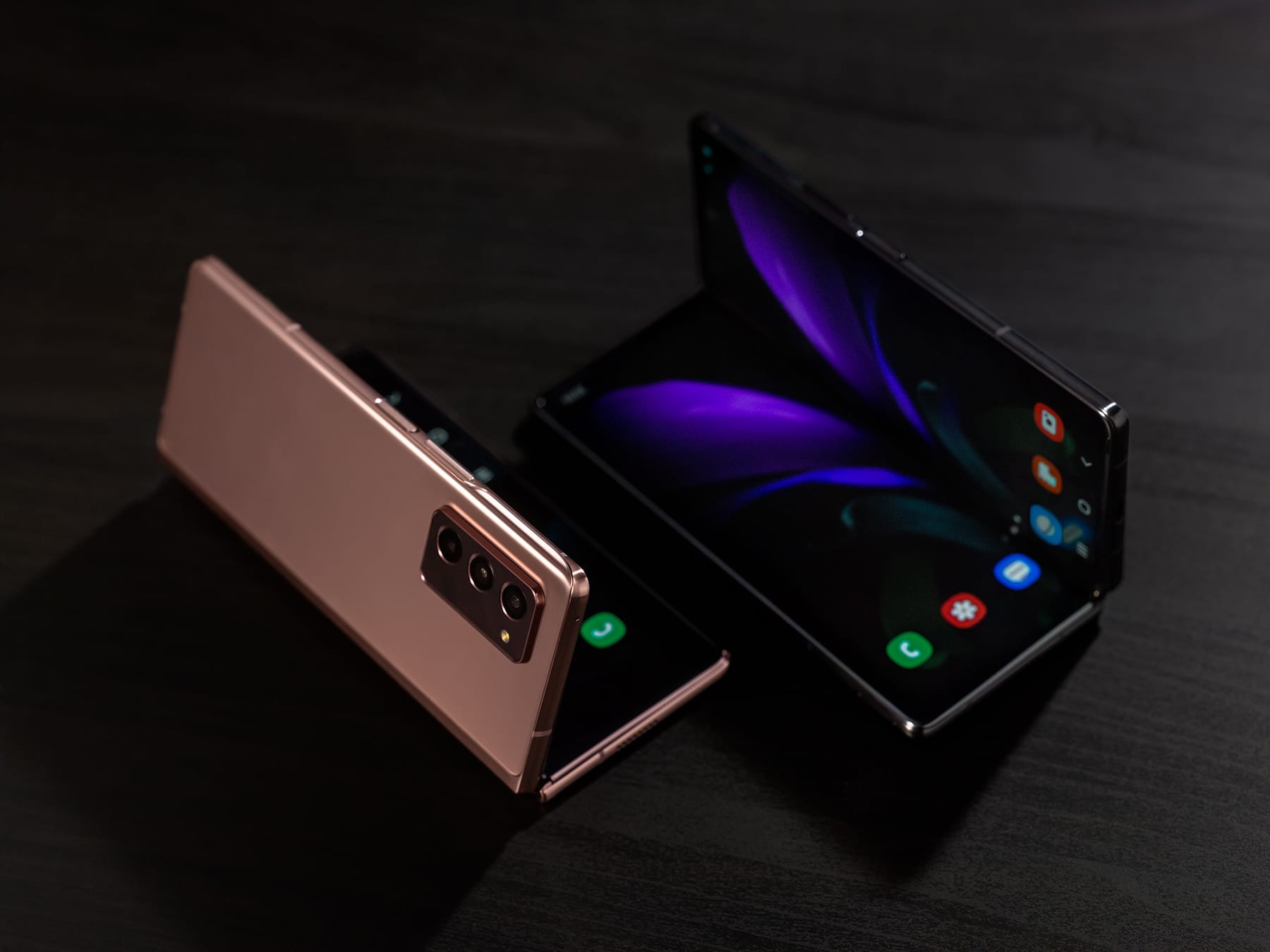 019_galaxyzfold2_lifestyle_image Resmi Dirilis, Berikut Kelebihan Galaxy Z Fold2
