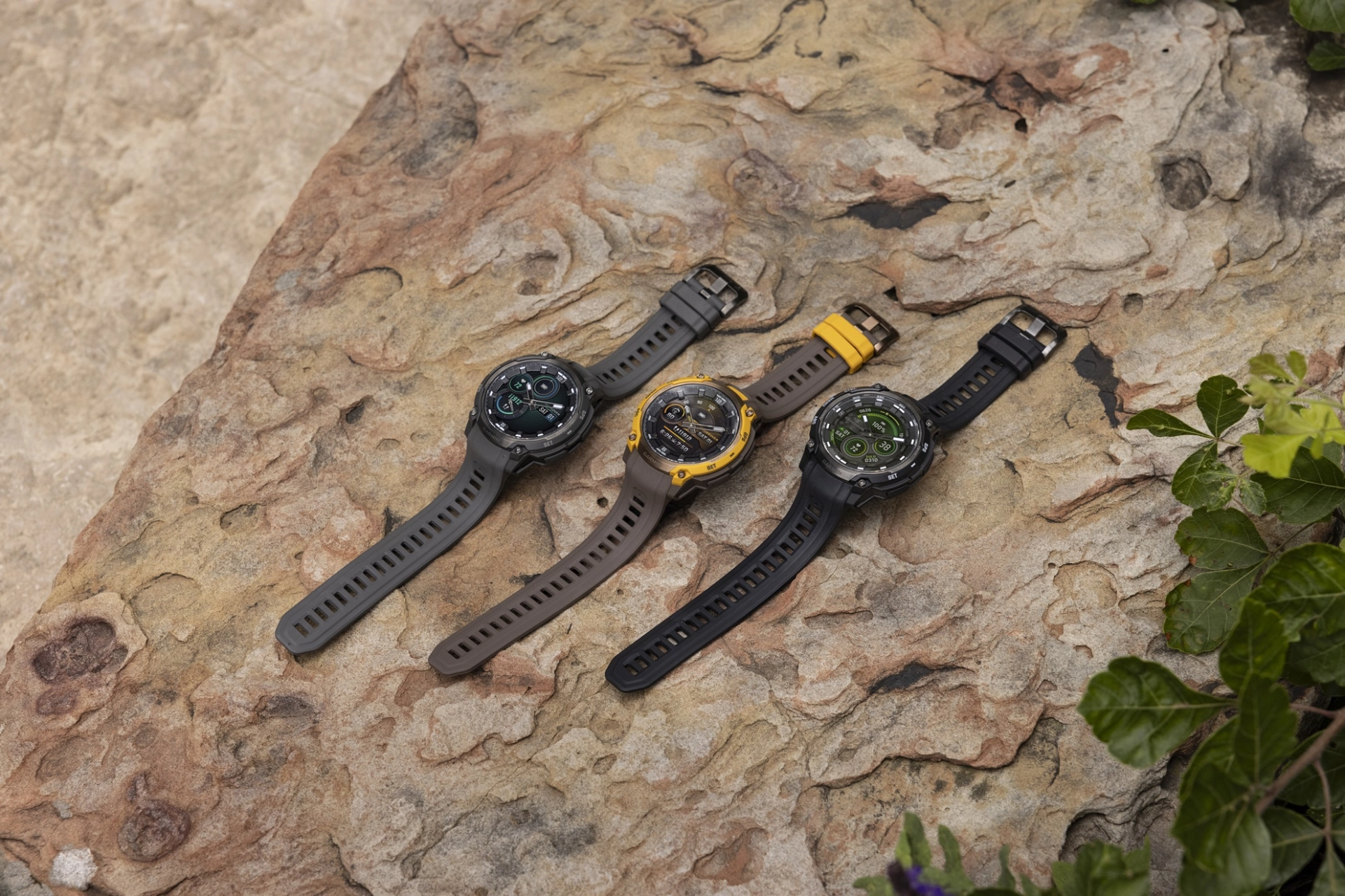 Instinct Crossover AMOLED