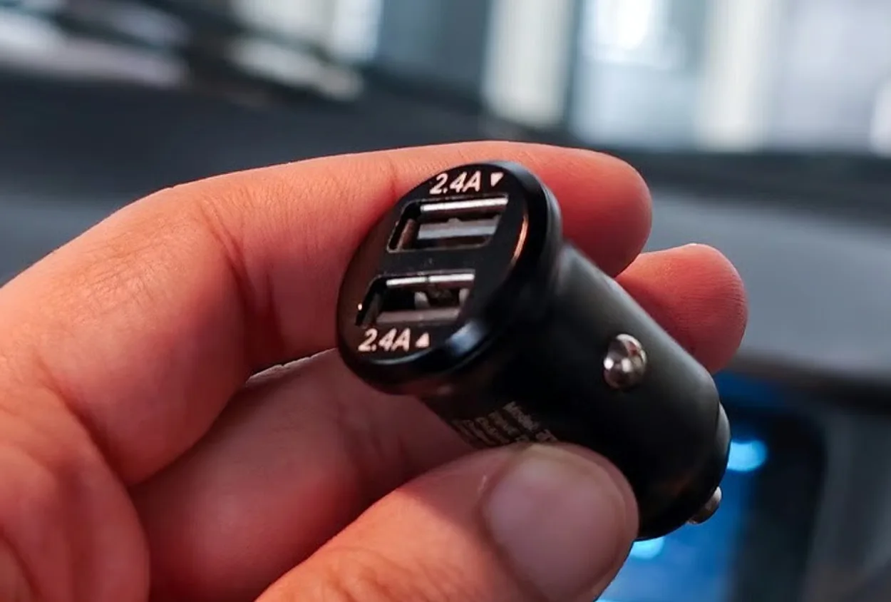 Port USB dan 12V Mobil